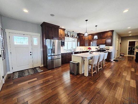 3rd image of 530 Larkspur Way