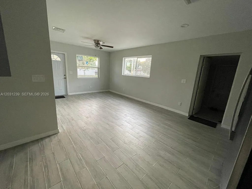 3921 SW 31st Dr — Photo 1