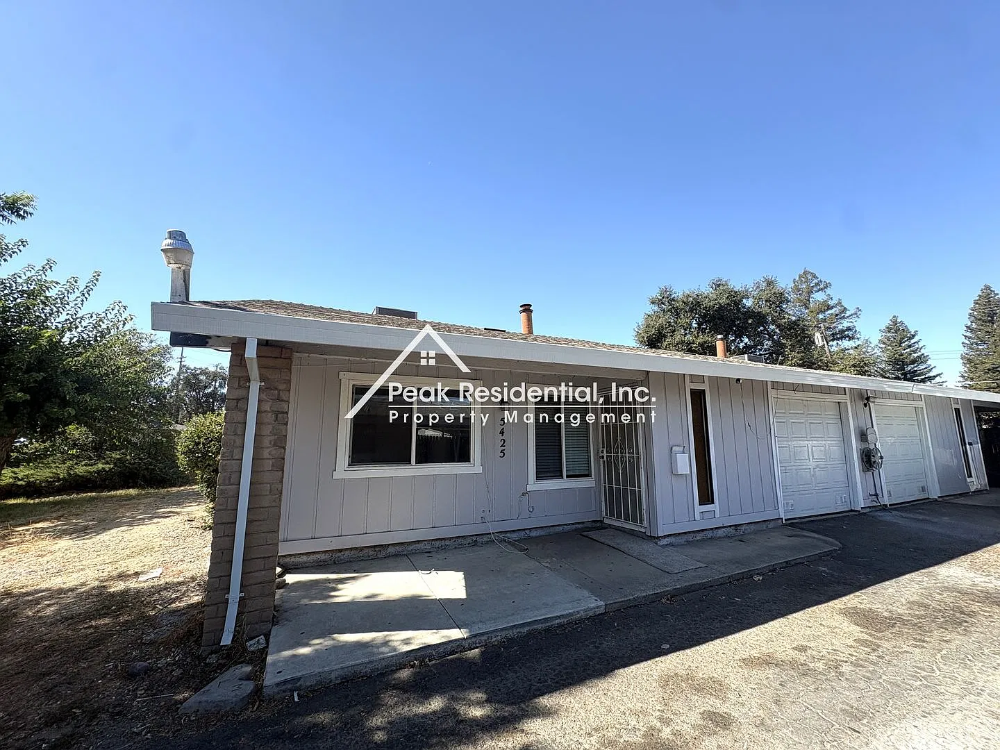 Spacious Foothill Farms 2bd/1ba Duplex with 1 Car Garage — Photo 2
