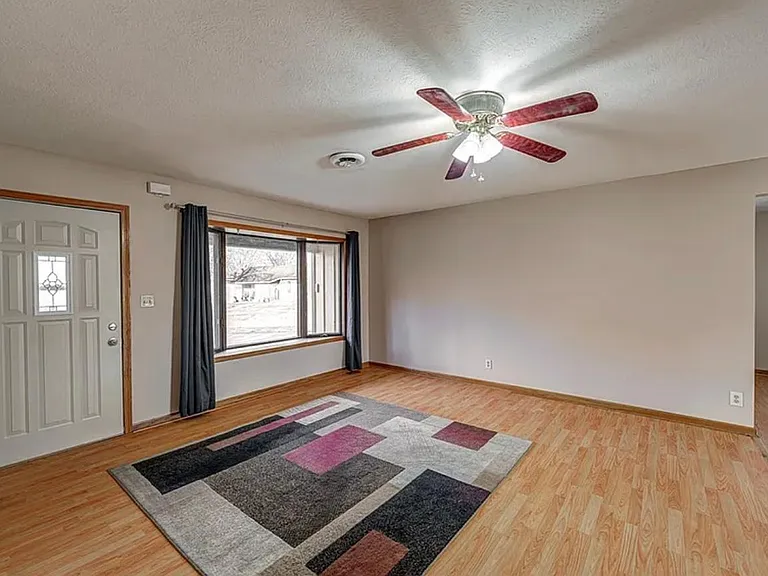 1009 Apache Dr — Photo 2