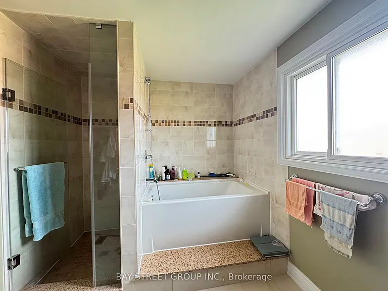 33 Northolt Cres — Photo 22