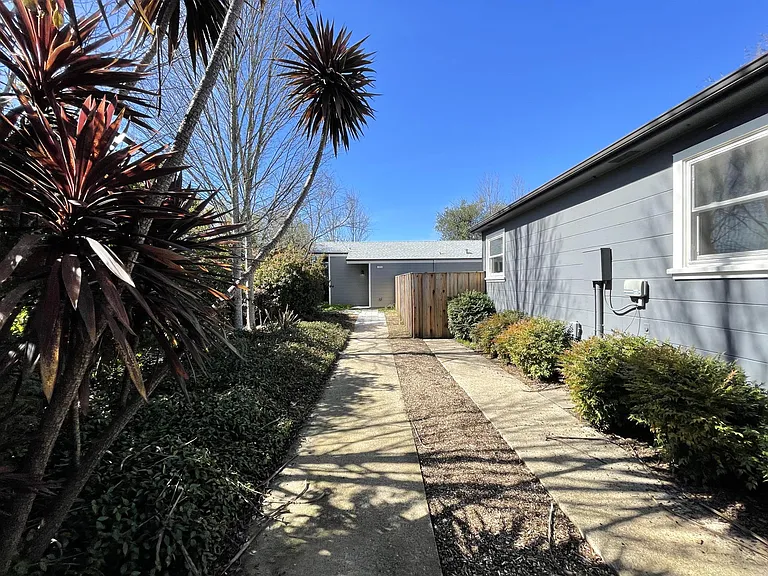725 Center St — Photo 2