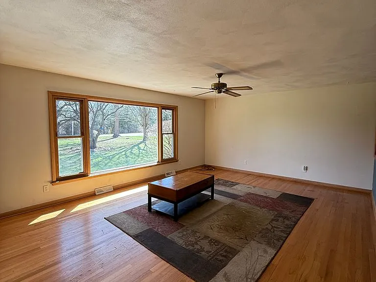 7734 E Rockton Rd — Photo 6