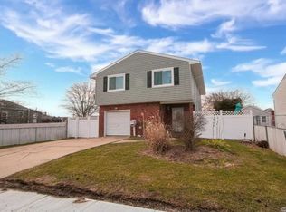 885 S 4th St, Lindenhurst, NY