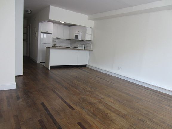 3rd image of 304 E 20th St APT Lld