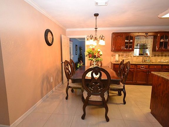4th image of 218 E Pecan Ln