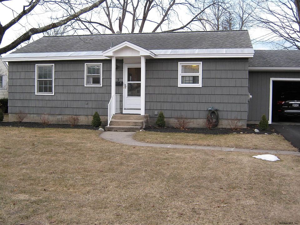 1st image of 3 Carleton Ct