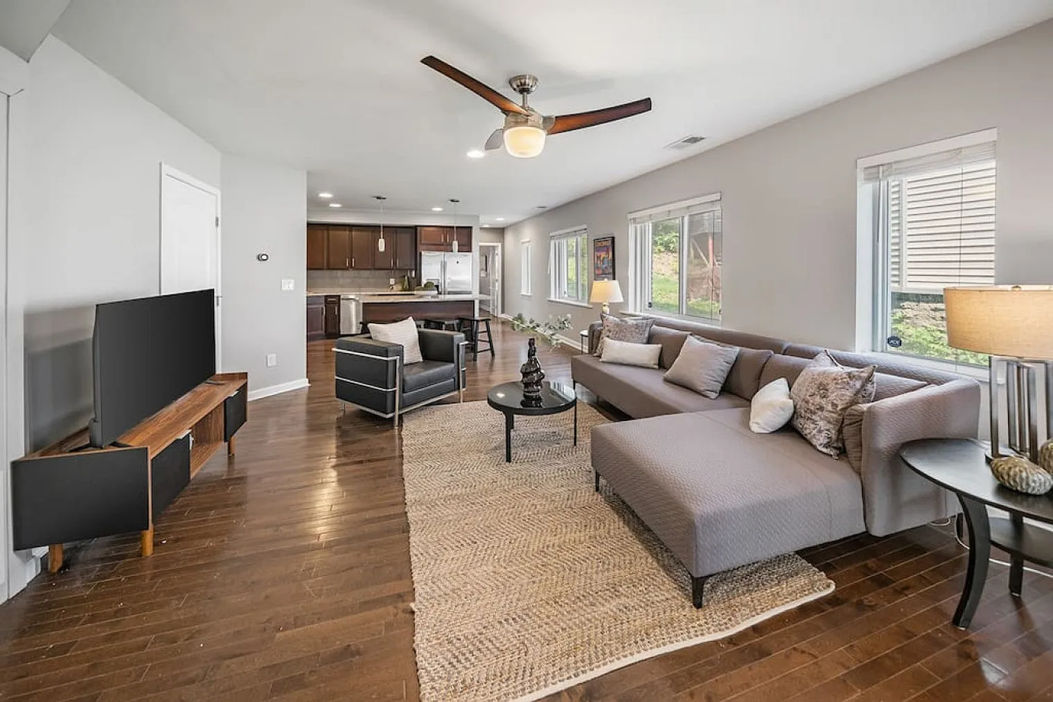 2 bed, 1.0 bath, 1076 sqft, $2,431 — Photo 1