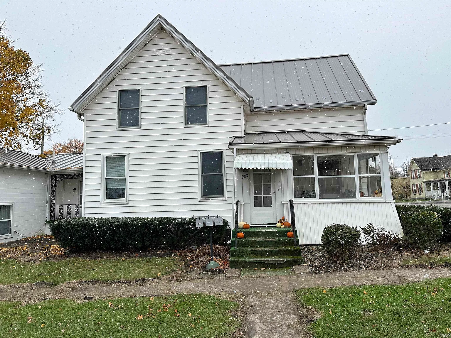 202 E Spring St photo 1