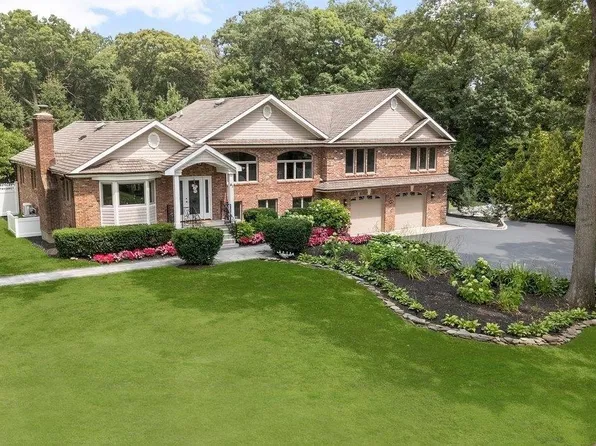 41 Golf Lane, Huntington, NY 11743