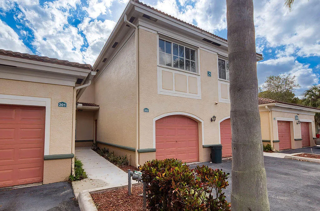 Building Photo - 2400 Centergate Dr #202