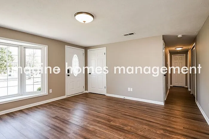 3 bed, 1.0 bath, 1127 sqft, $2,050 — Photo 4