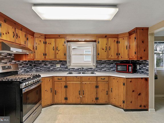 4th image of 235 Tyrone St