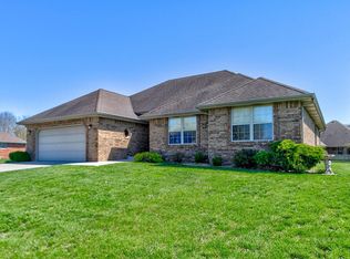 706 Robinwood Ln, Nixa, MO 65714