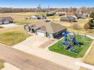 601 Meadowview Dr, Lester, IA 51242