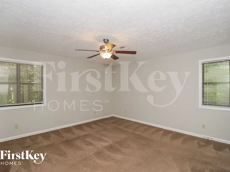 1049 Rolling Green Dr — Photo 11