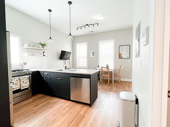 2nd image of 1728 N Wood St APT 1R