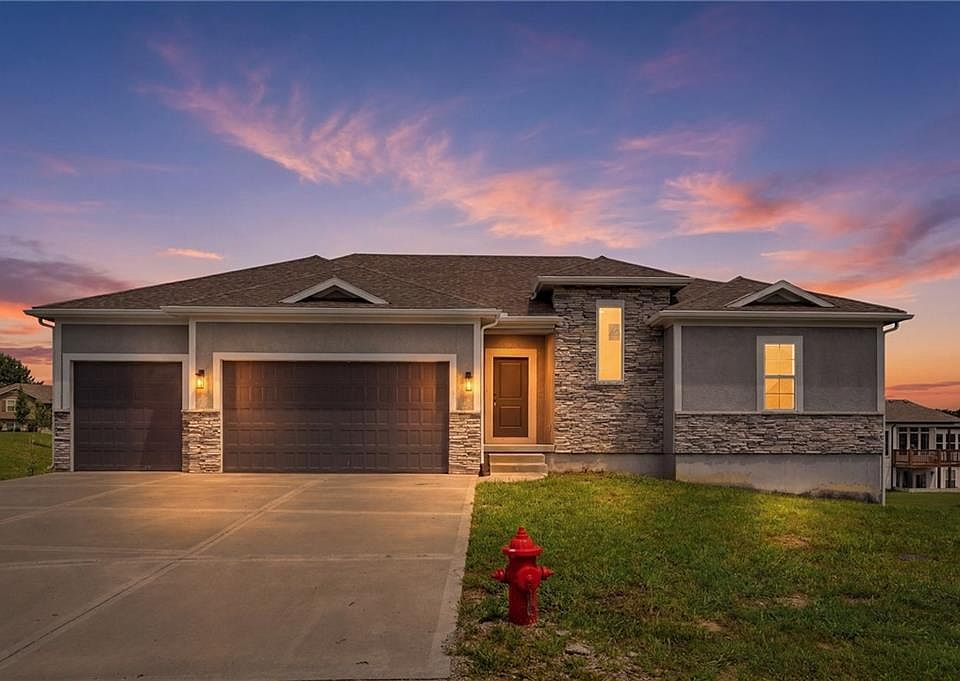1st image of 1114 SW Crabtree Cir