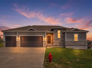 1114 SW Crabtree Cir, Oak Grove, MO 64075