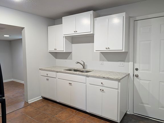 5th image of 815 E Grundy St