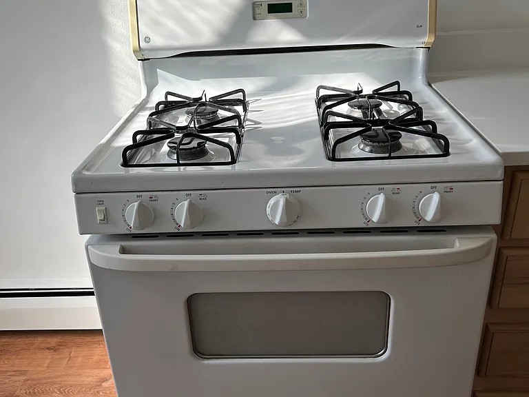 GE 4-burner gas stovetop.