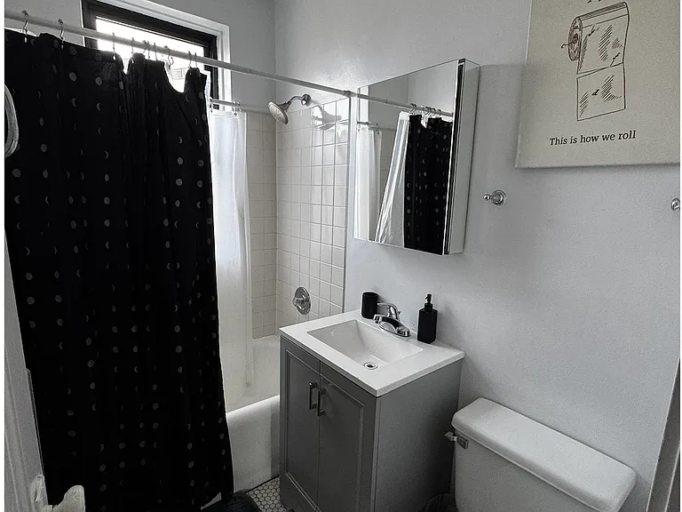 1915 W Larchmont Ave #2 — Photo 11