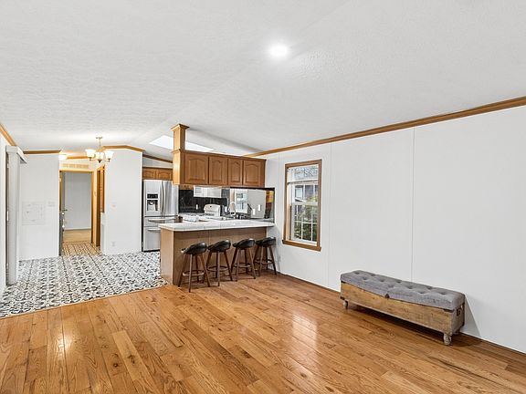 4th image of 37 Hubbard Ave