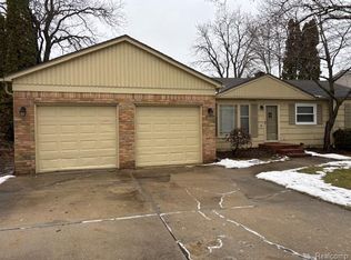 5580 Sunny Crest Dr, West Bloomfield, MI