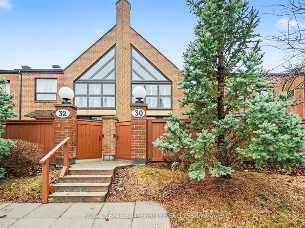 100 Hillside Dr #30, Ottawa, ON K1K 4J4