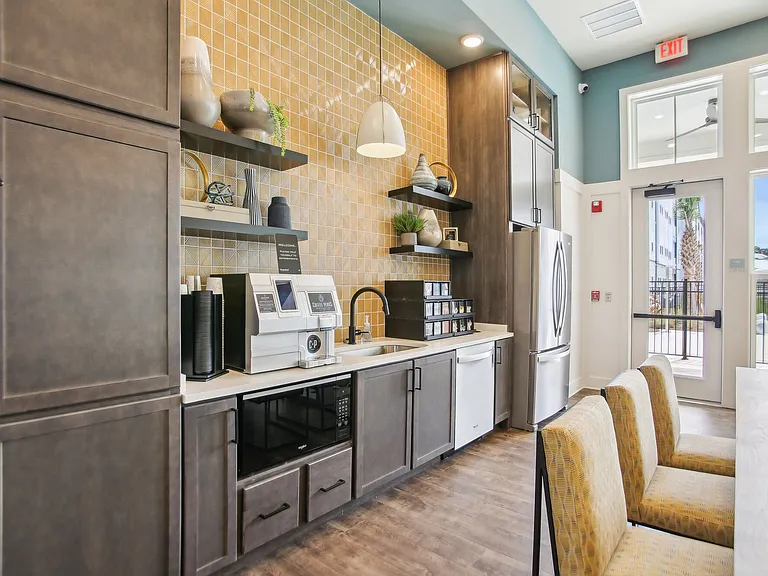 Avion Apartments — Photo 39