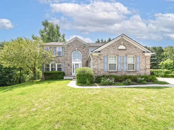 525 Deer Valley Rd, Holly, MI 48442