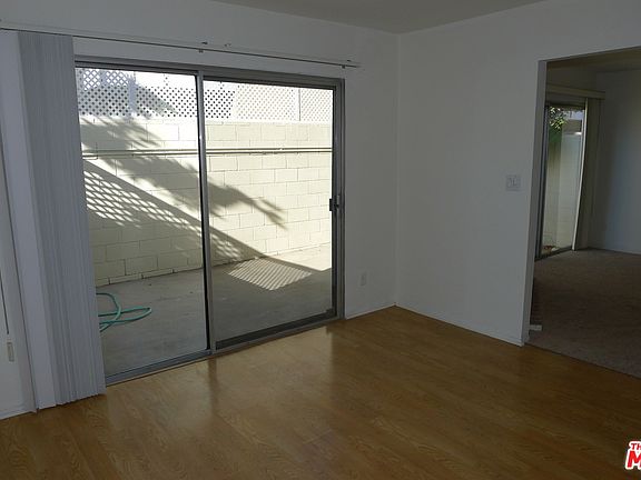 4th image of 18319 Collins St APT 15