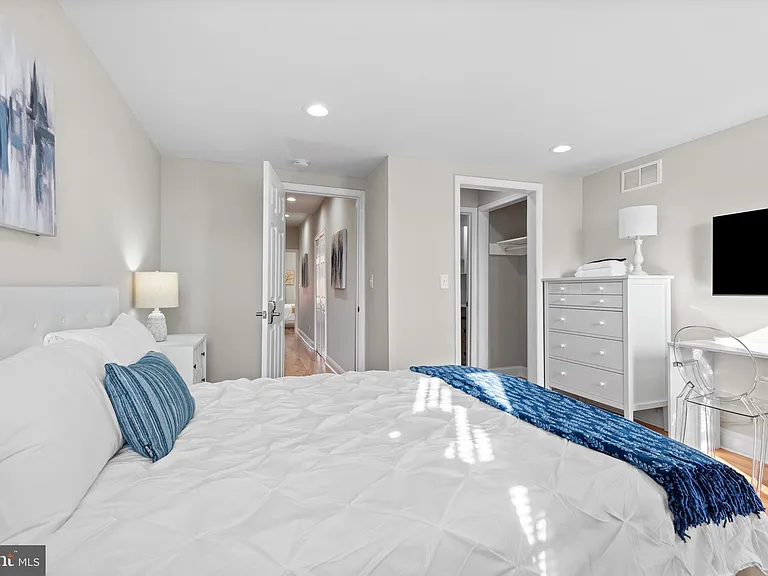 2219 E Chase St — Photo 33