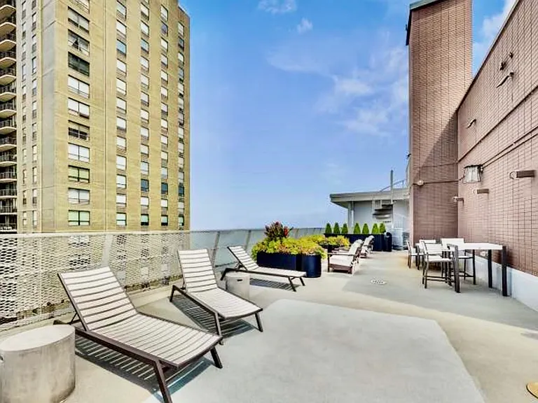 129 E Bellevue Pl #301 — Photo 37