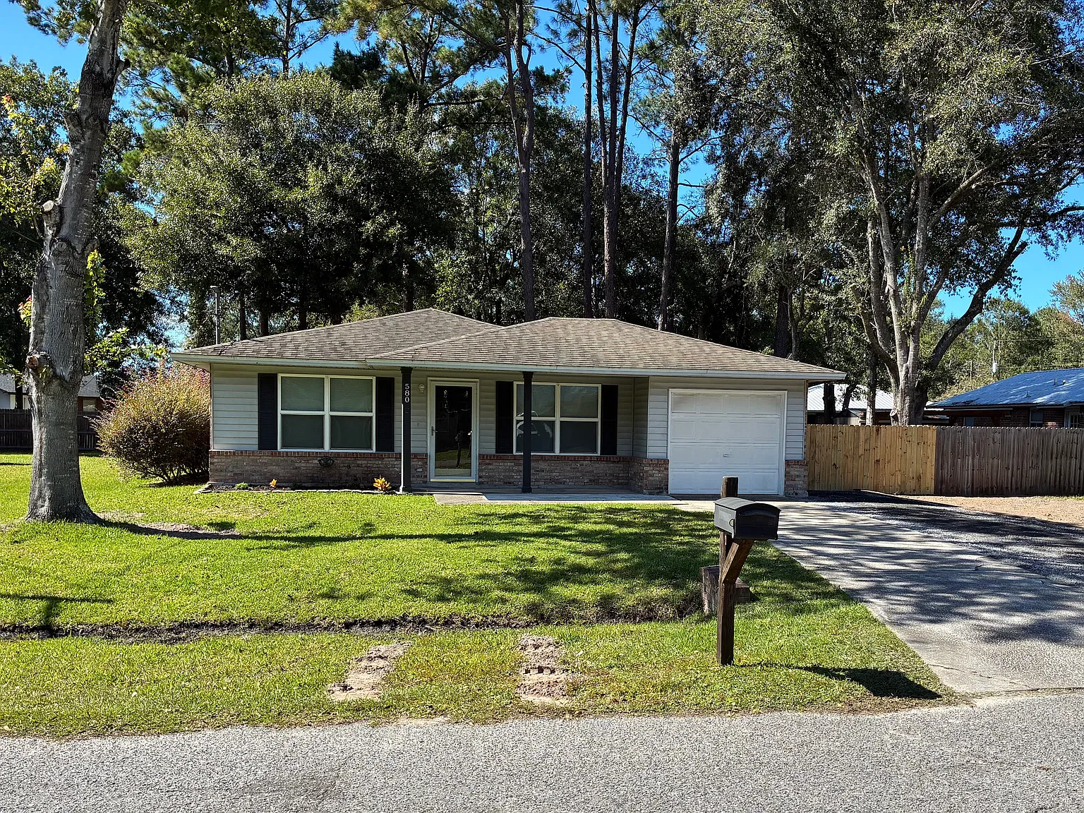 3 bed, 1200 sqft, $1,650 — Photo 1