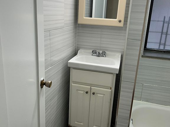 4th image of 407 Audubon Ave APT 2D