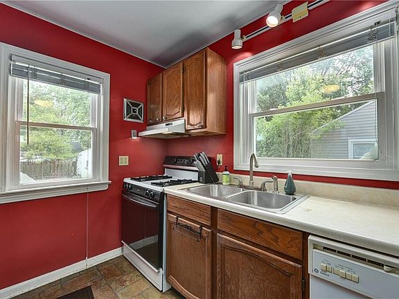 3rd image of 107 Woodstock Ave