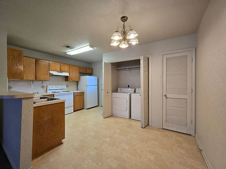 1603 Dugger Cir #B — Photo 8