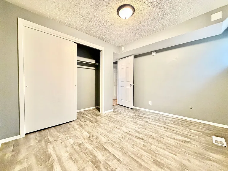 353 S 1100 E — Photo 15