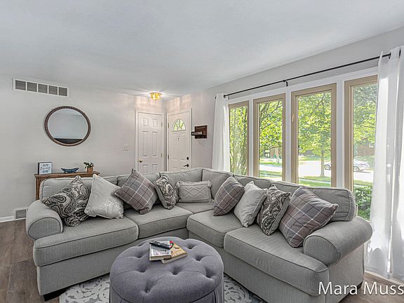 3rd image of 2464 Glenvalley Ave NW