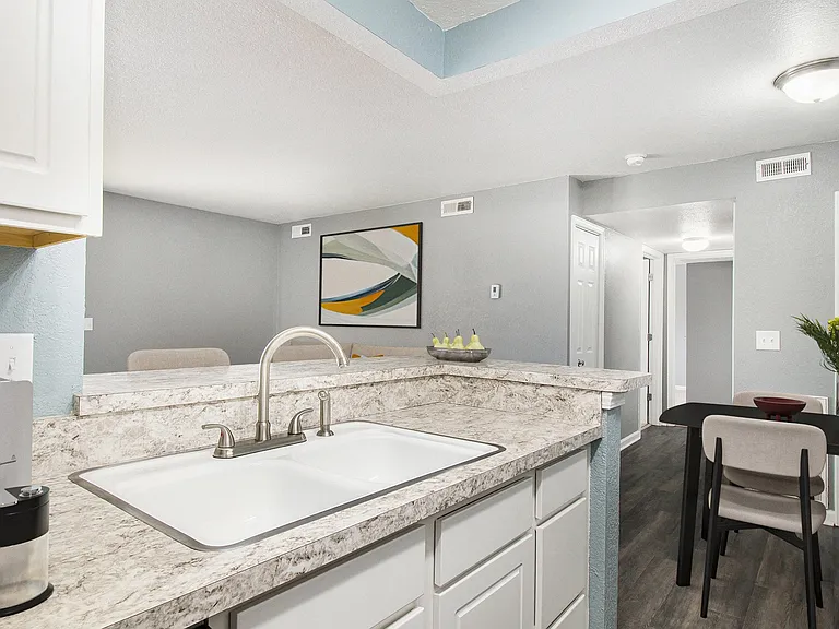 Westfield Club Apartments — Photo 6