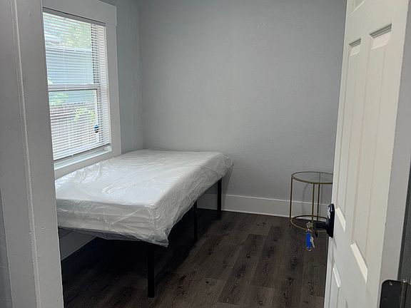 2nd image of 710 E Crenshaw St #4