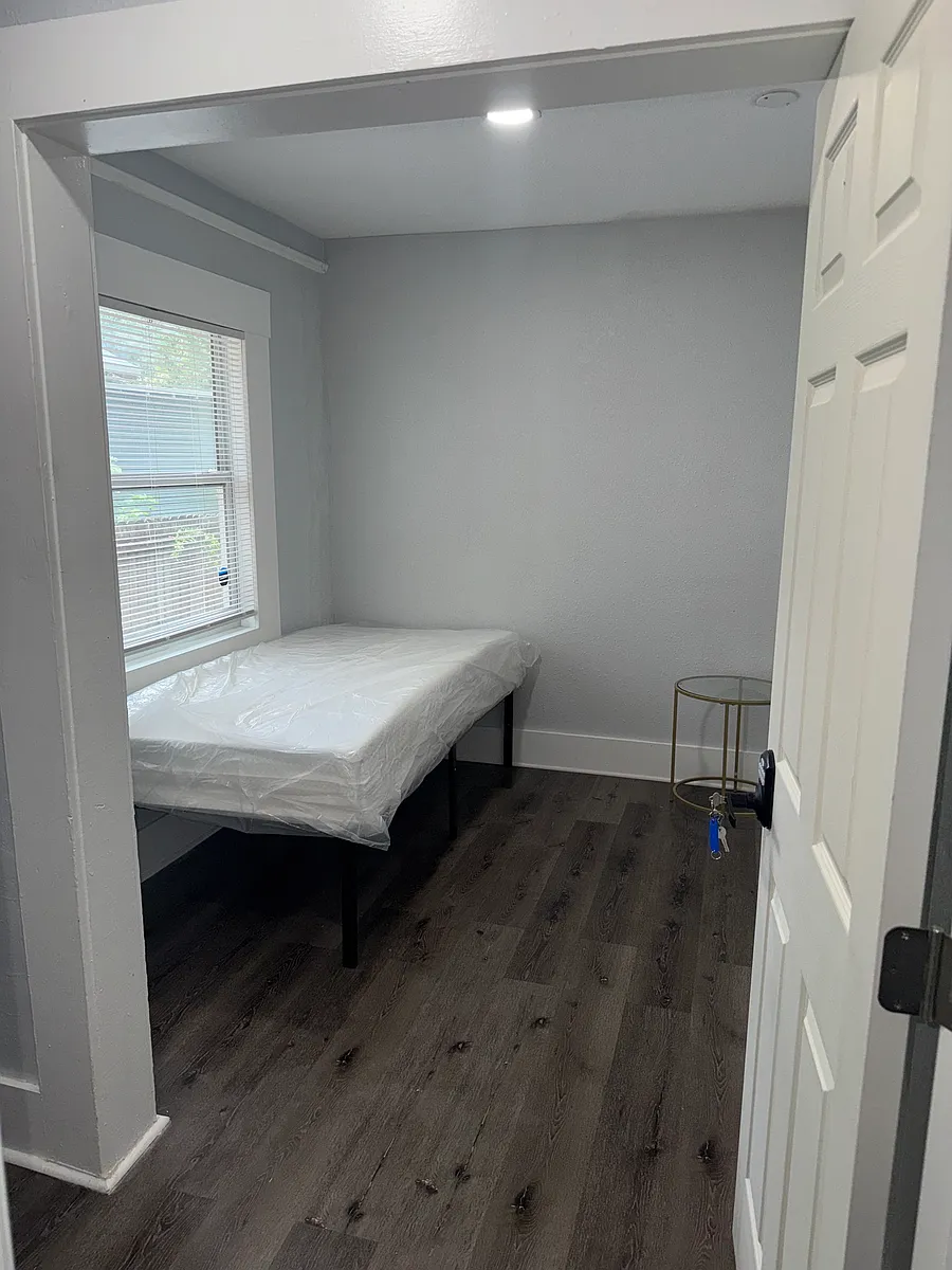 Building Photo - 710 E Crenshaw St #4