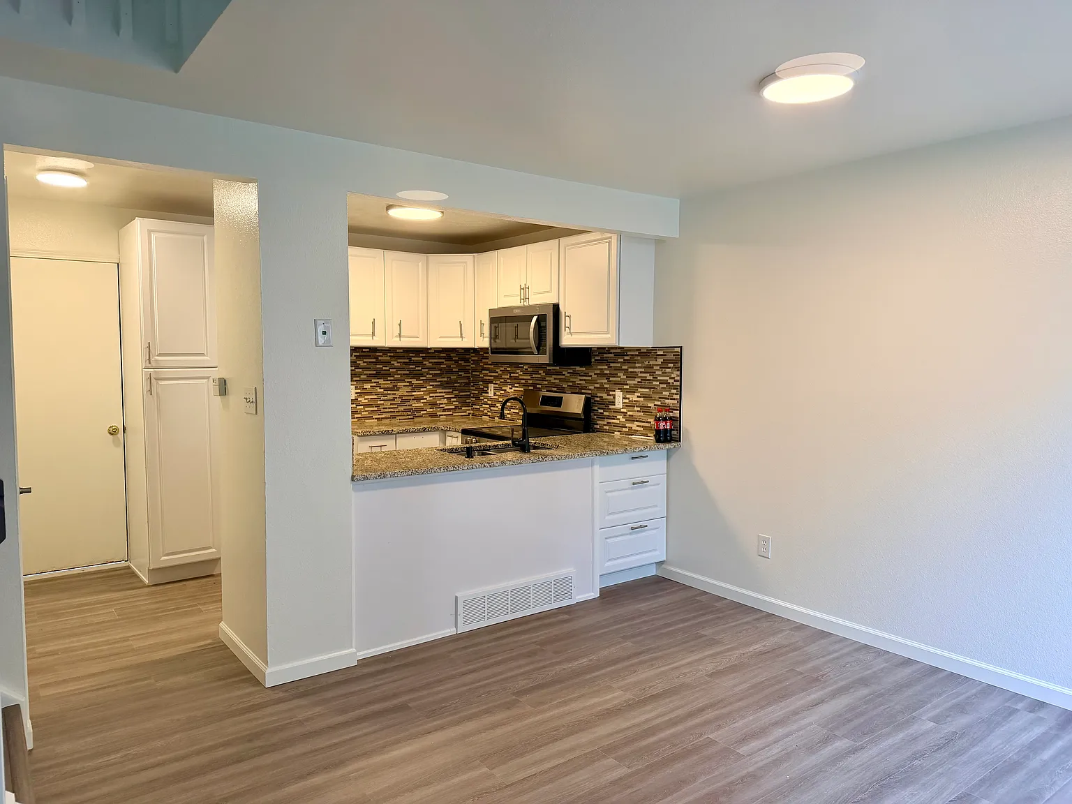 3 bed, 2.5 bath, 1684 sqft, $2,300 — Photo 2