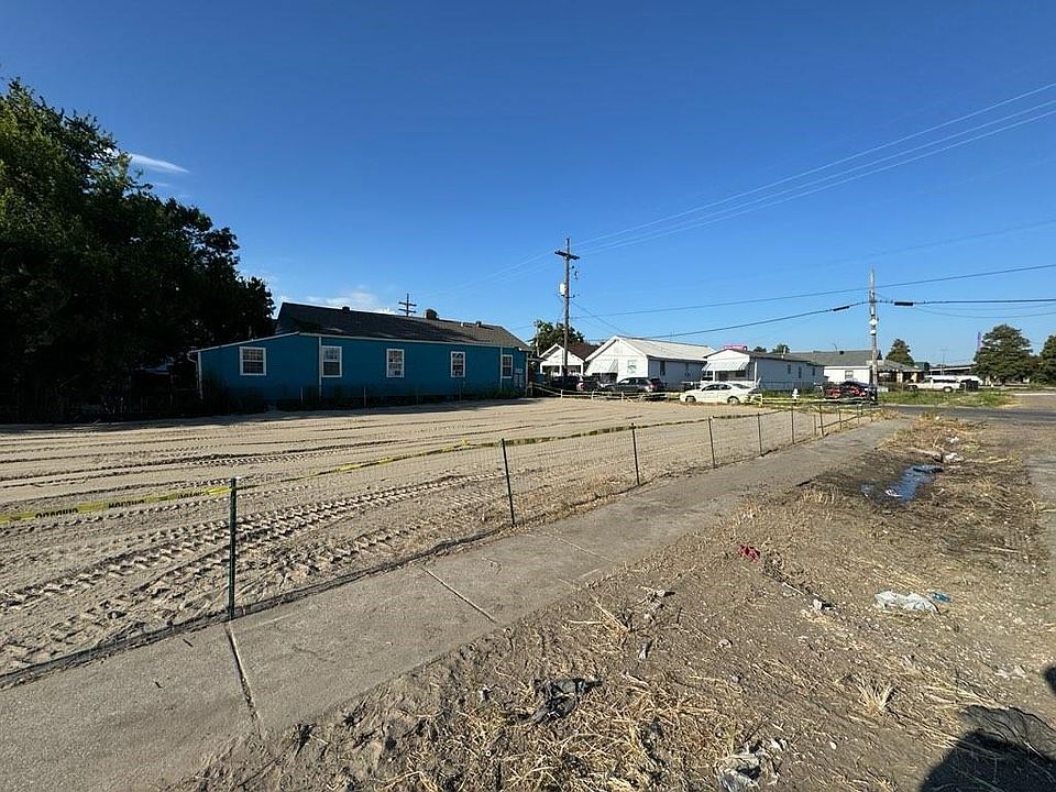 2nd image of 2404 Frenchmen St