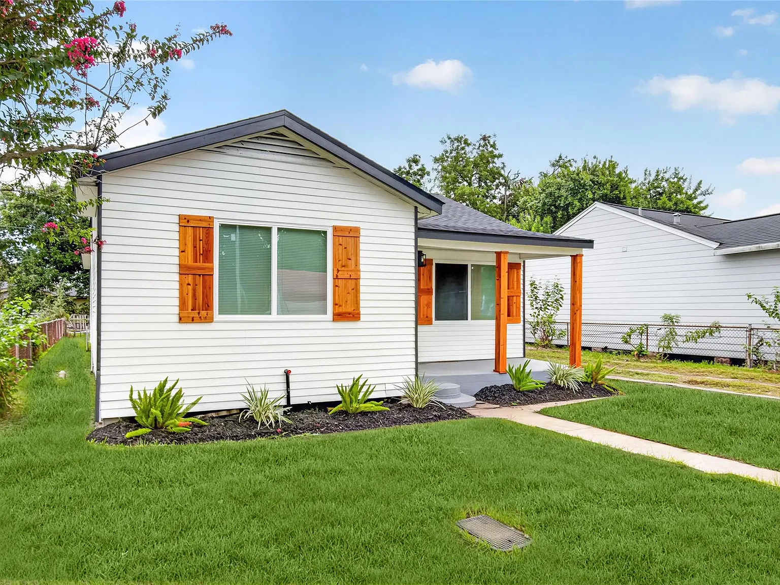3 bed, 2.0 bath, 1251 sqft, $1,800 — Photo 3