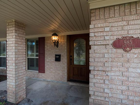 3rd image of 985 Iris Ln