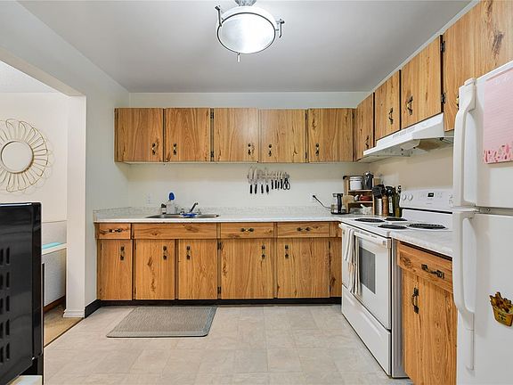 4th image of 81 Gorge Rd W #105