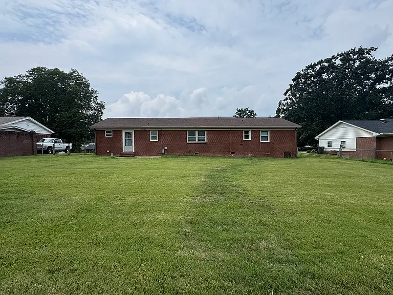 310 Scotland Dr — Photo 2