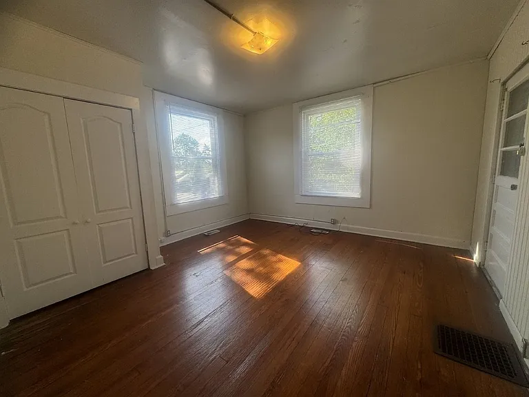 215 E 9th St — Photo 26